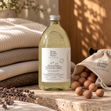 Ritual Cachemir de Home Healthy Home con jabón de lavandería Nº13 de 1 litro, 10 bolas de cedro natural y prendas de lana y cachemir dobladas en tonos neutros.